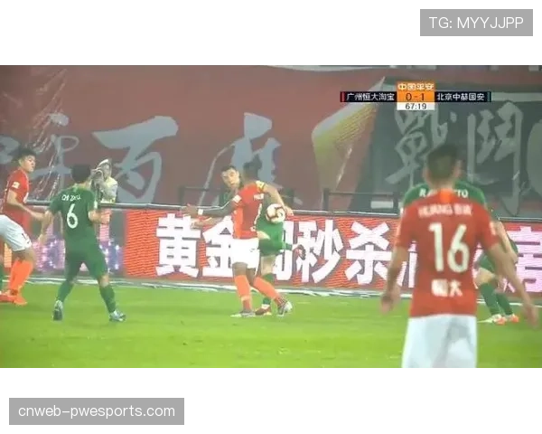 特写：客场球迷看区配备的专属AR眼镜，可提供客队信息遮罩与虚拟旗帜助威特效